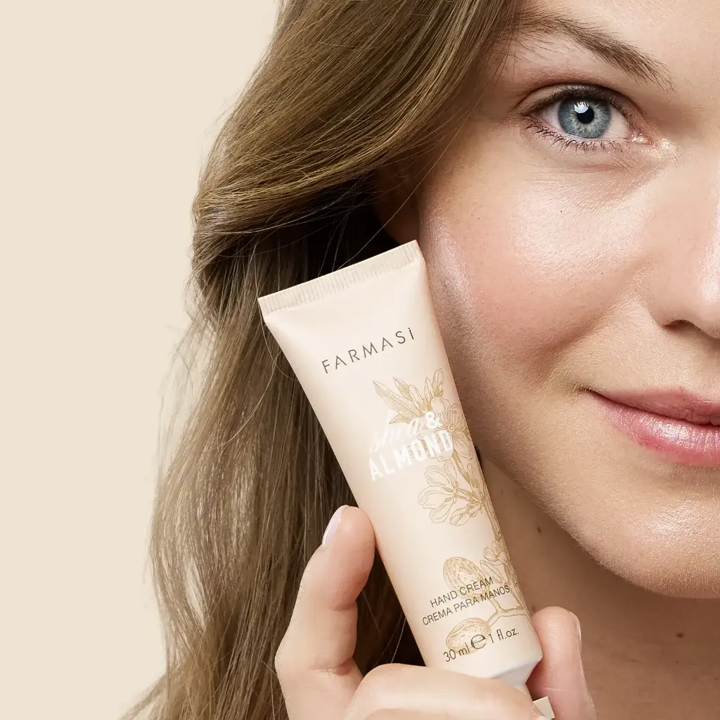 [1002343] FARMASI Crème pour les mains au karitè et à l'amande  30 ml